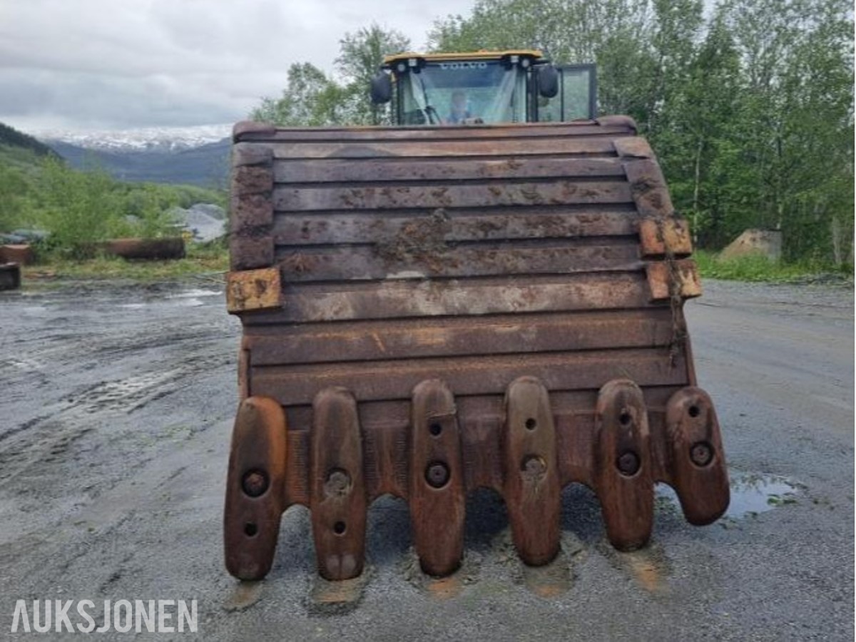 Gjerstad graveskuff m/Volvo EC700 feste 