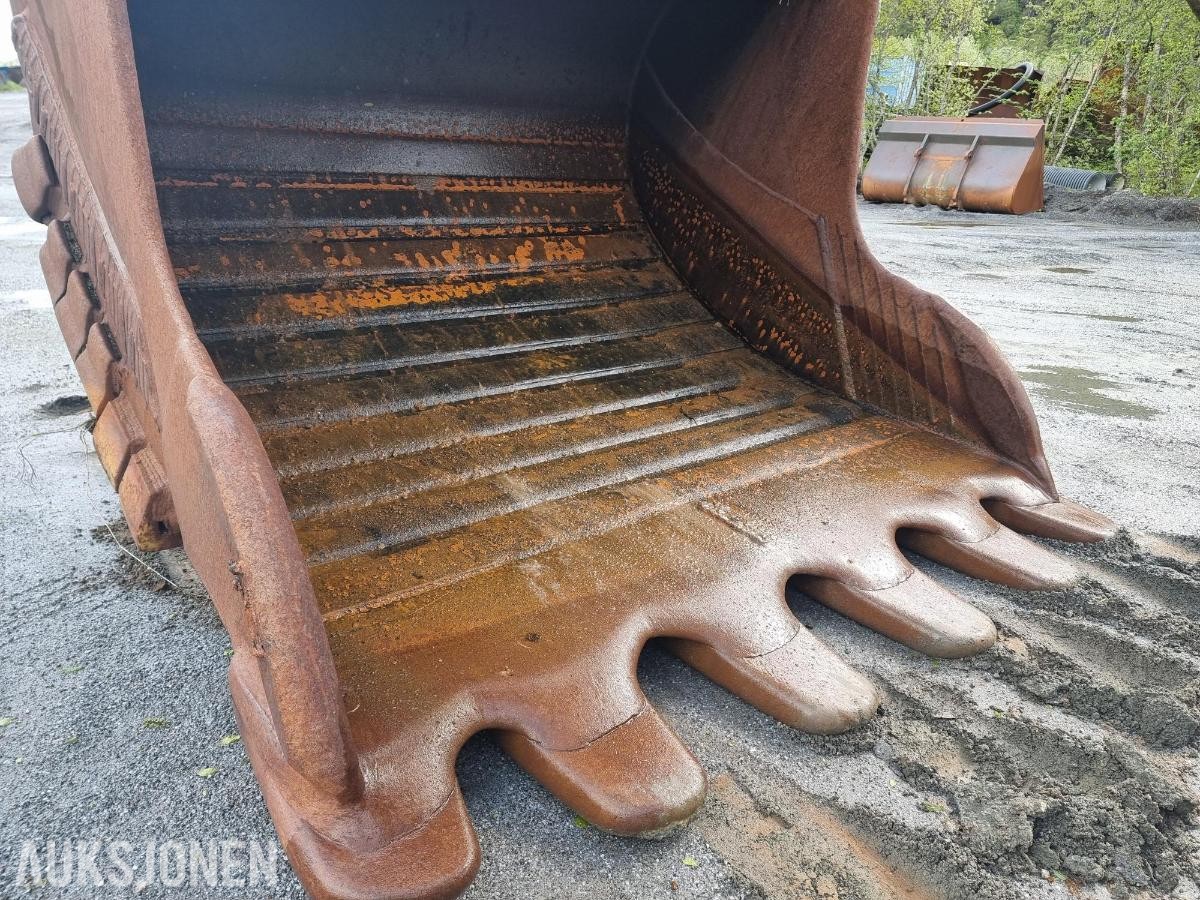 Gjerstad graveskuff m/Volvo EC700 feste 