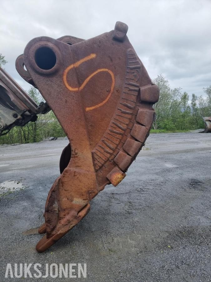 Gjerstad graveskuff m/Volvo EC700 feste 