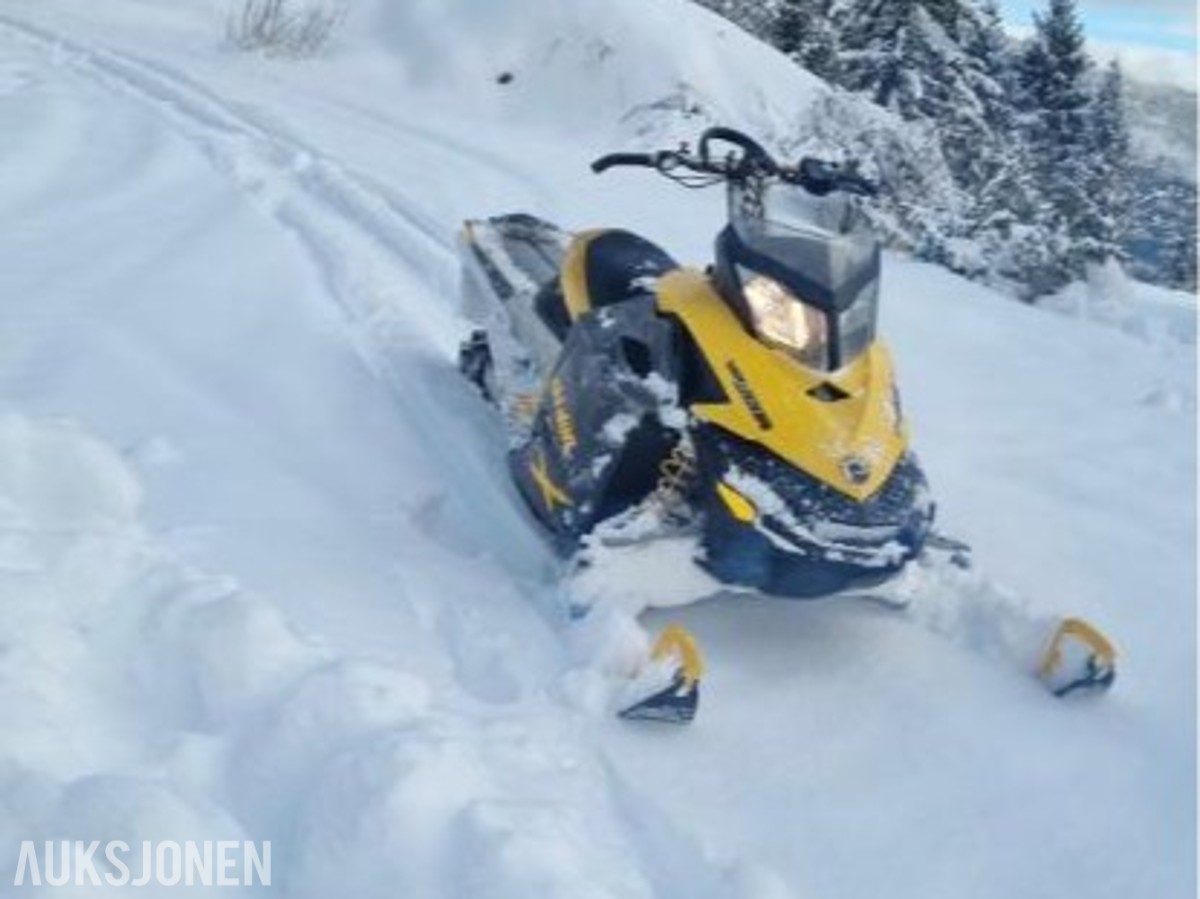 2008 Ski-Doo Summit snøscooter - ingen minstepris