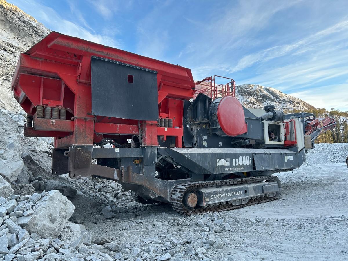 2018 Sandvik UJ440i Kjeftknuser med vibrasjonsmating og magnetband