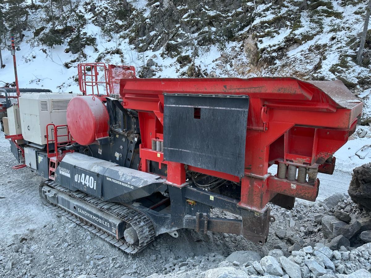 2018 Sandvik UJ440i Kjeftknuser med vibrasjonsmating og magnetband