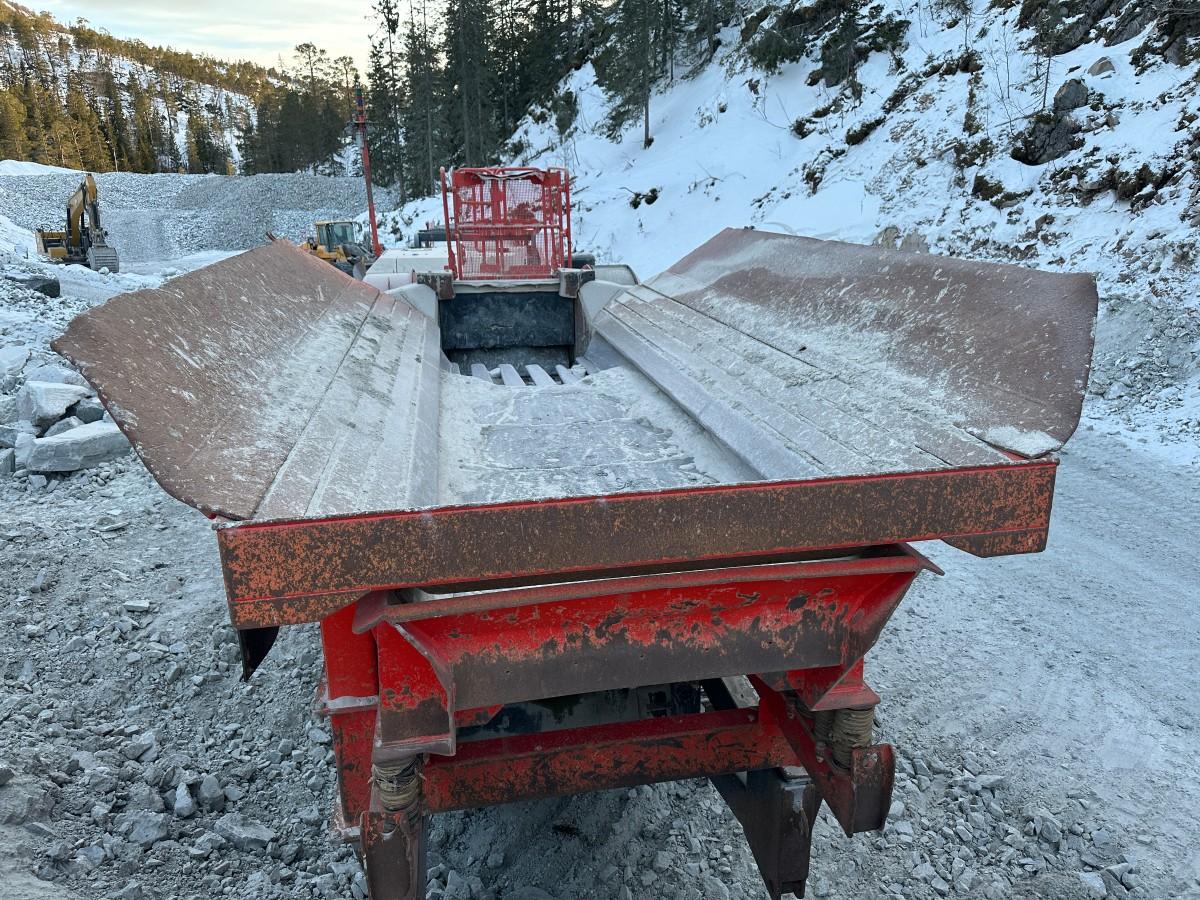 2018 Sandvik UJ440i Kjeftknuser med vibrasjonsmating og magnetband