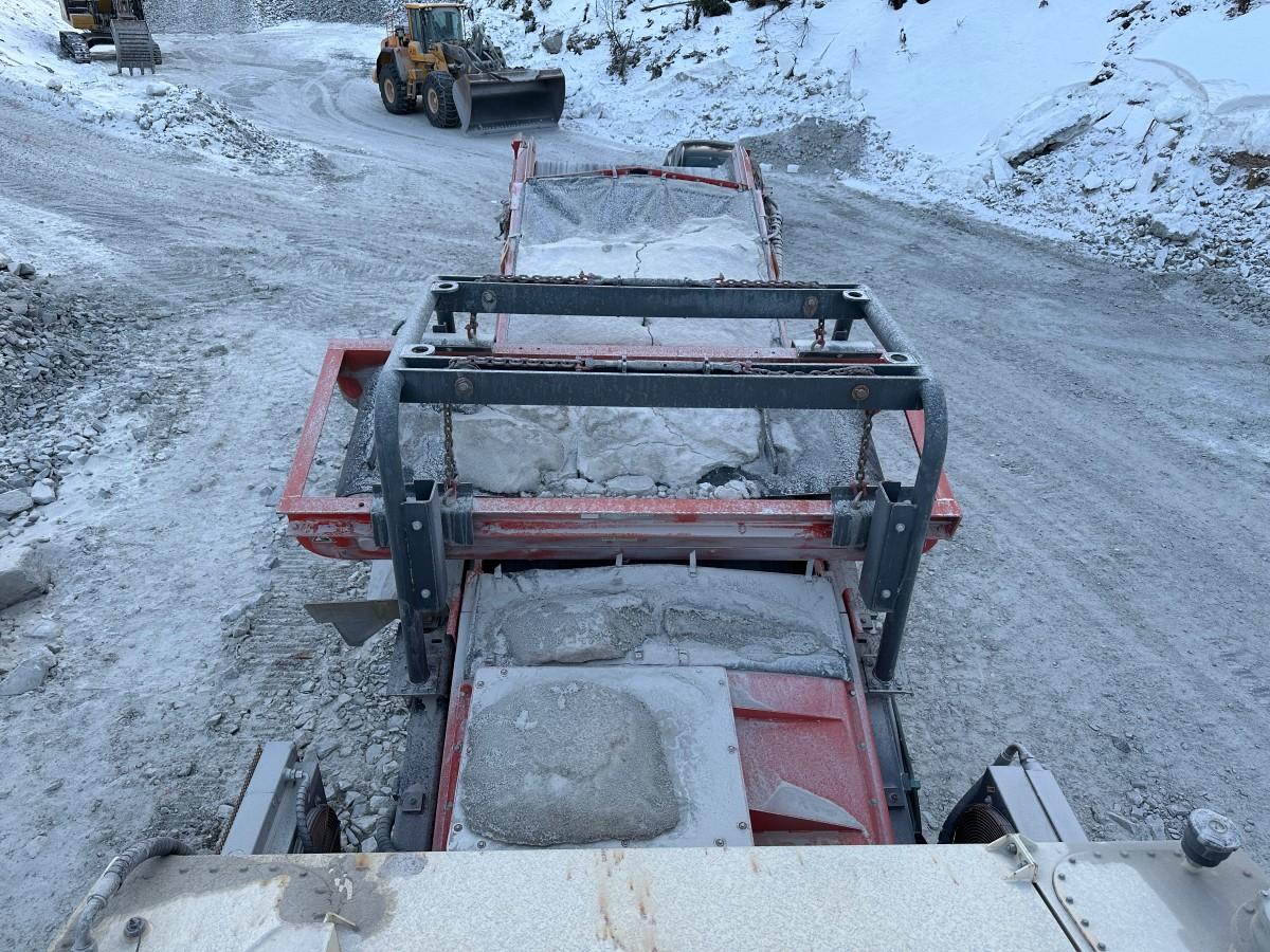 2018 Sandvik UJ440i Kjeftknuser med vibrasjonsmating og magnetband