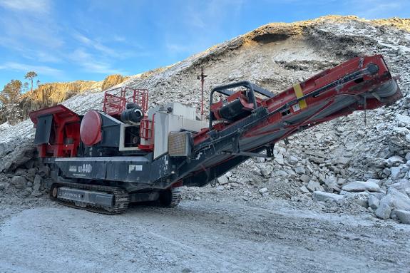 2018 Sandvik UJ440i Kjeftknuser med vibrasjonsmating og magnetband