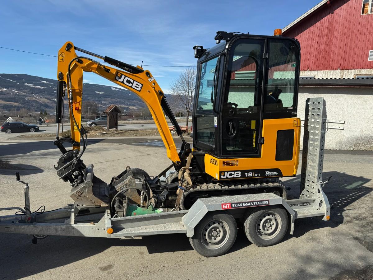 2024 JCB 19 C-1 MINIGRAVER, 3 SKUFFER, PIGGHAMMER, MASKINHENGER, KUN 658 TIMER, UTVIDET GARANTI