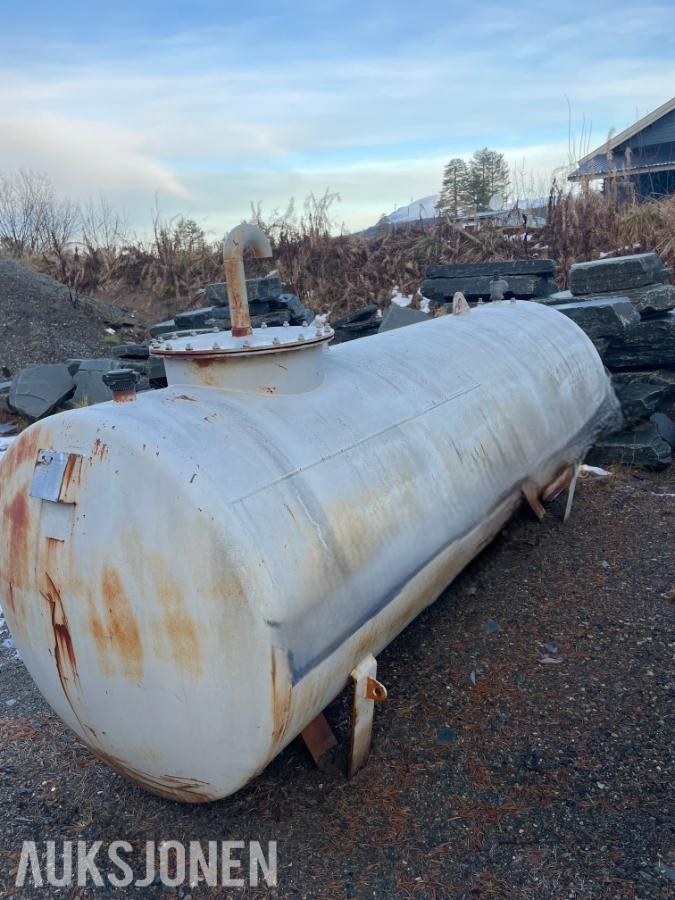 1998 SB 3300L Dieseltank