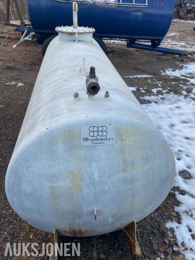 1998 SB 3300L Dieseltank