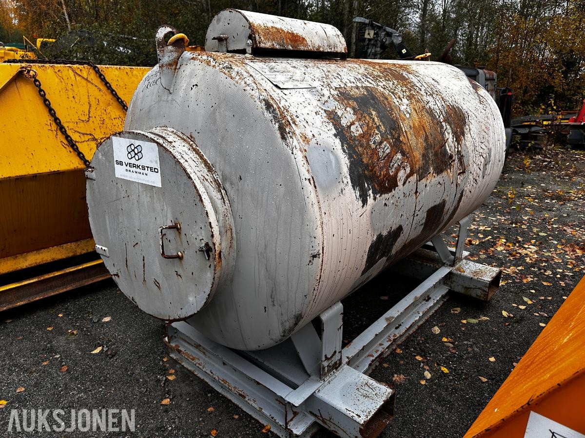 Dieseltank med pumpe og kapasitet på 3000 liter