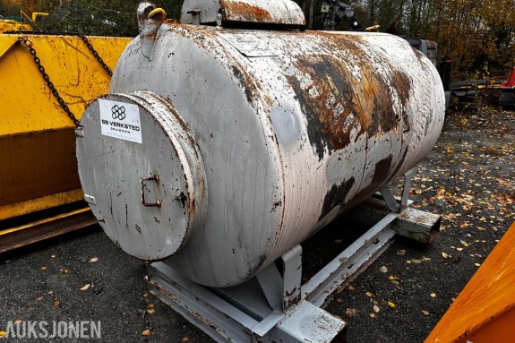 Dieseltank med pumpe og kapasitet på 3000 liter