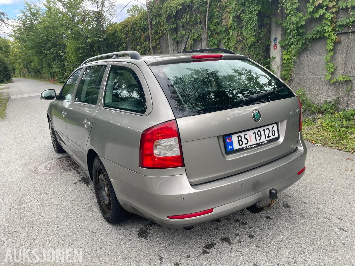 2011 Skoda OCTAVIA stasjonsvogn 105,hk 157200km repobjekt.