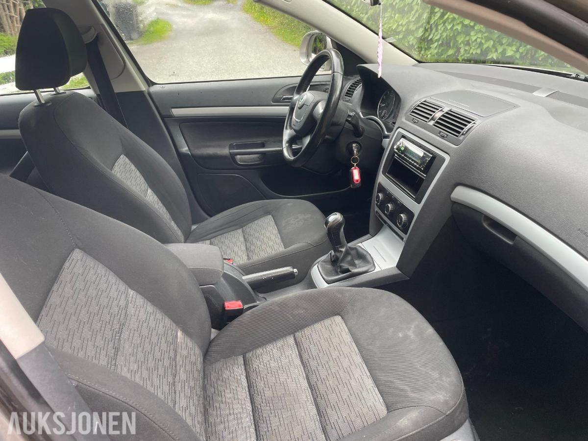 2011 Skoda OCTAVIA stasjonsvogn 105,hk 157200km repobjekt.