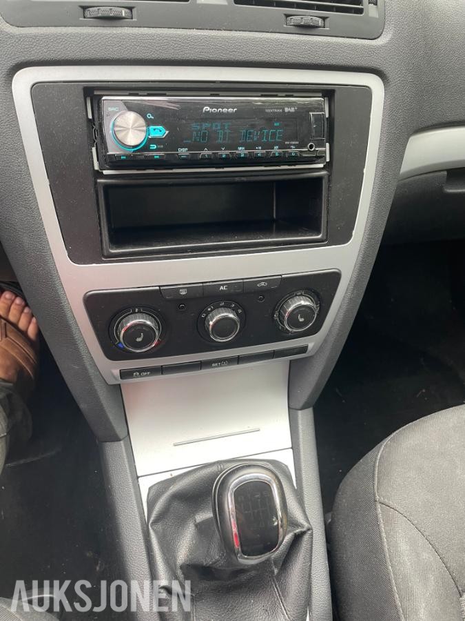 2011 Skoda OCTAVIA stasjonsvogn 105,hk 157200km repobjekt.