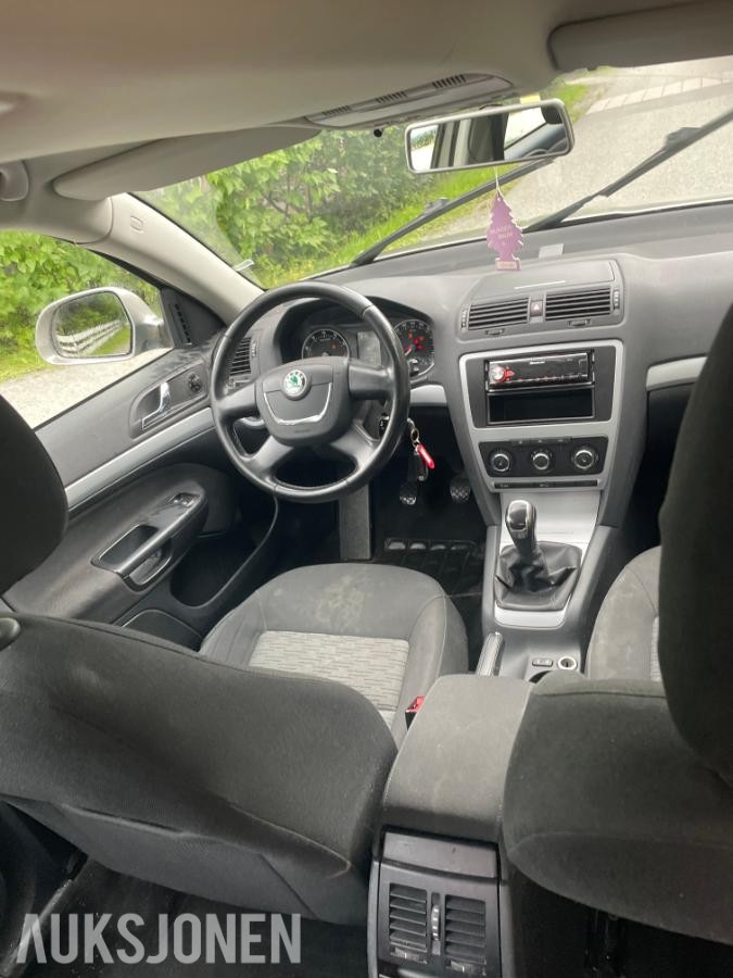 2011 Skoda OCTAVIA stasjonsvogn 105,hk 157200km repobjekt.