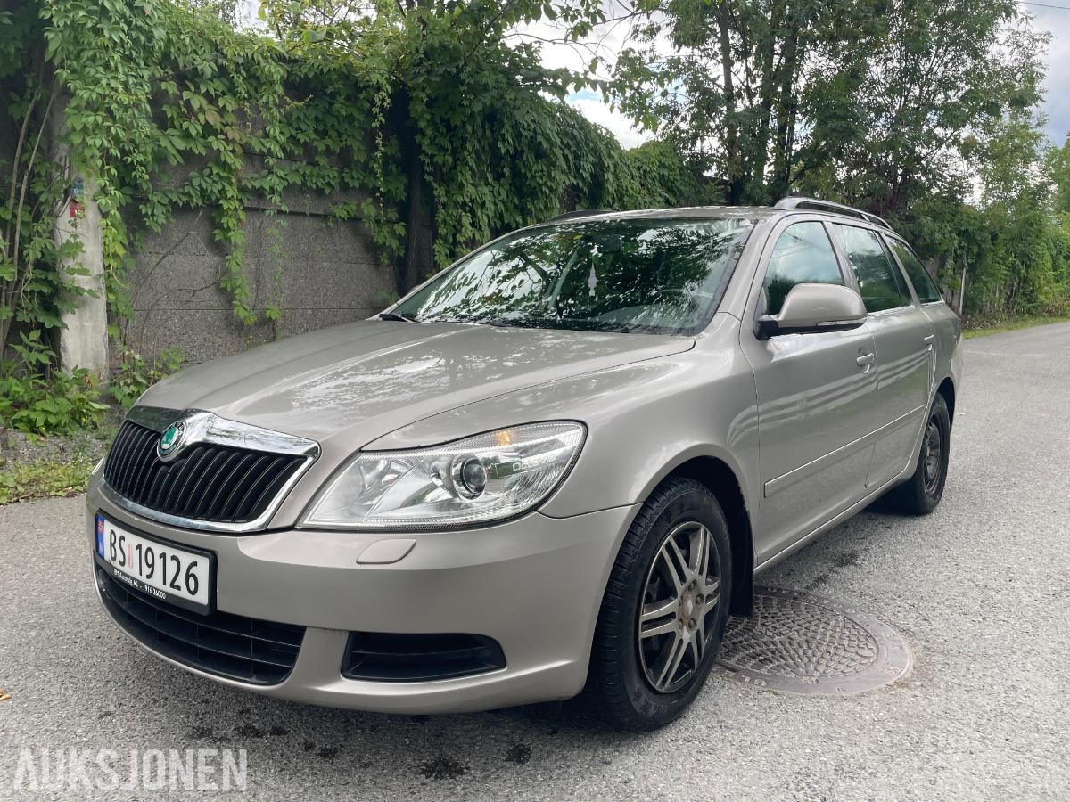 2011 Skoda OCTAVIA stasjonsvogn 105,hk 157200km repobjekt.