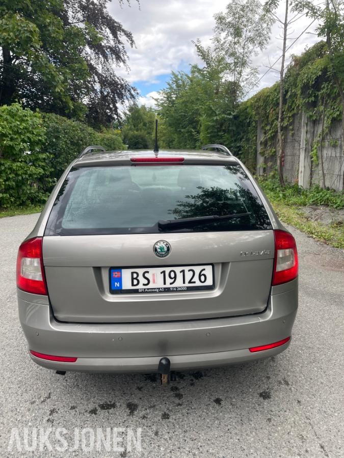2011 Skoda OCTAVIA stasjonsvogn 105,hk 157200km repobjekt.