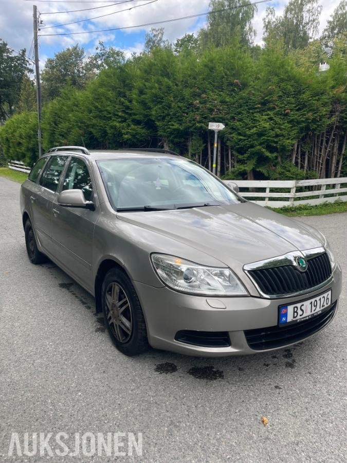 2011 Skoda OCTAVIA stasjonsvogn 105,hk 157200km repobjekt.