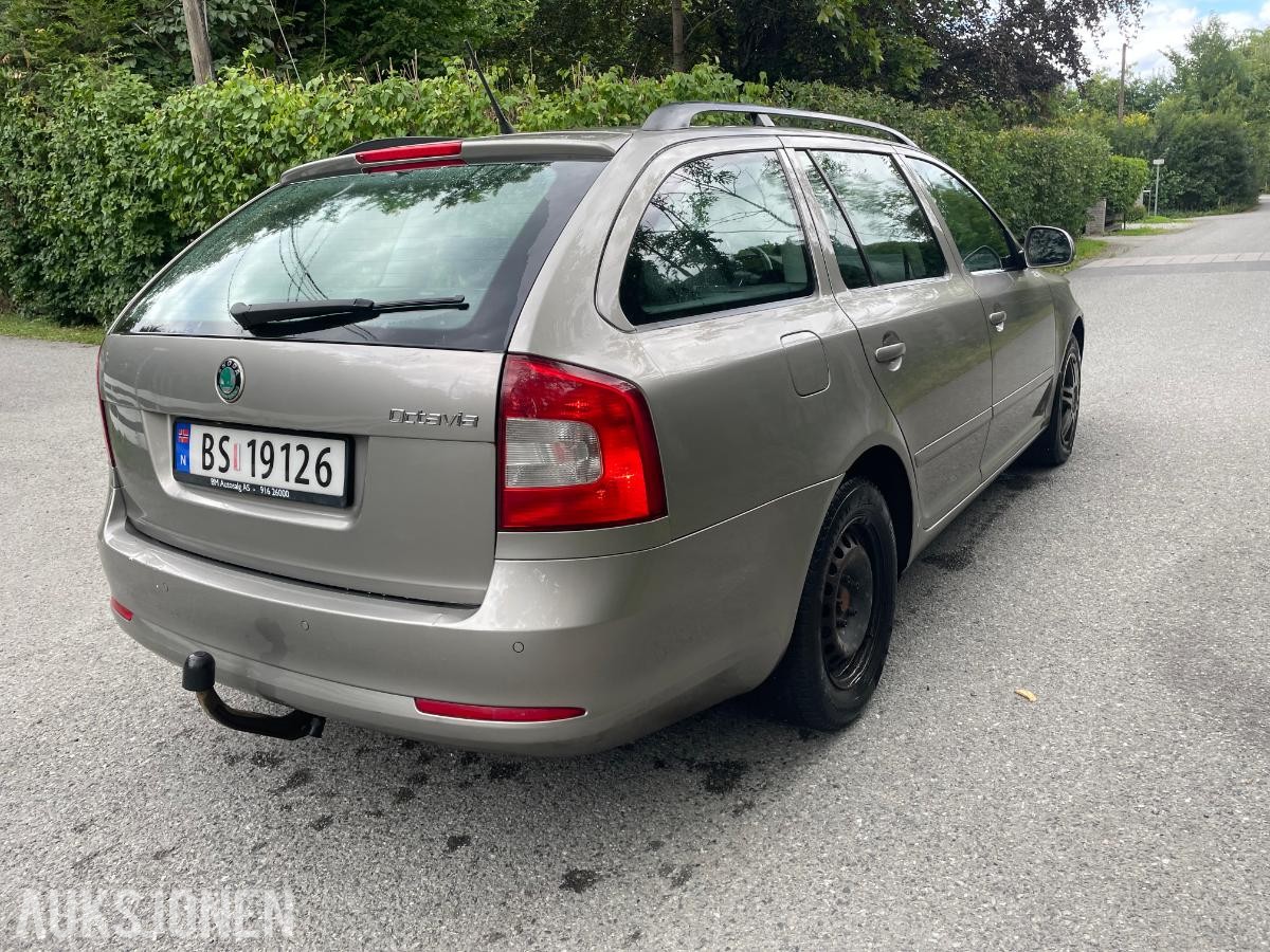 2011 Skoda OCTAVIA stasjonsvogn 105,hk 157200km repobjekt.