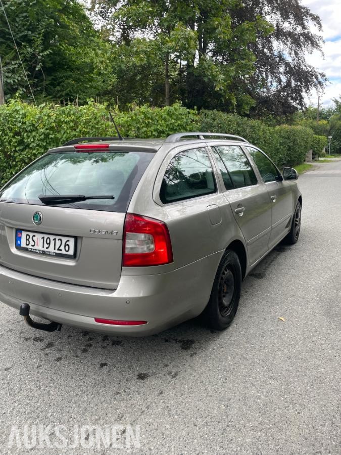 2011 Skoda OCTAVIA stasjonsvogn 105,hk 157200km repobjekt.