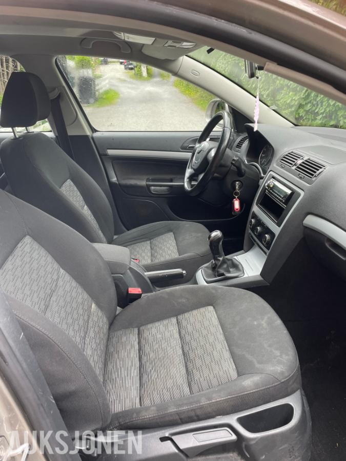2011 Skoda OCTAVIA stasjonsvogn 105,hk 157200km repobjekt.
