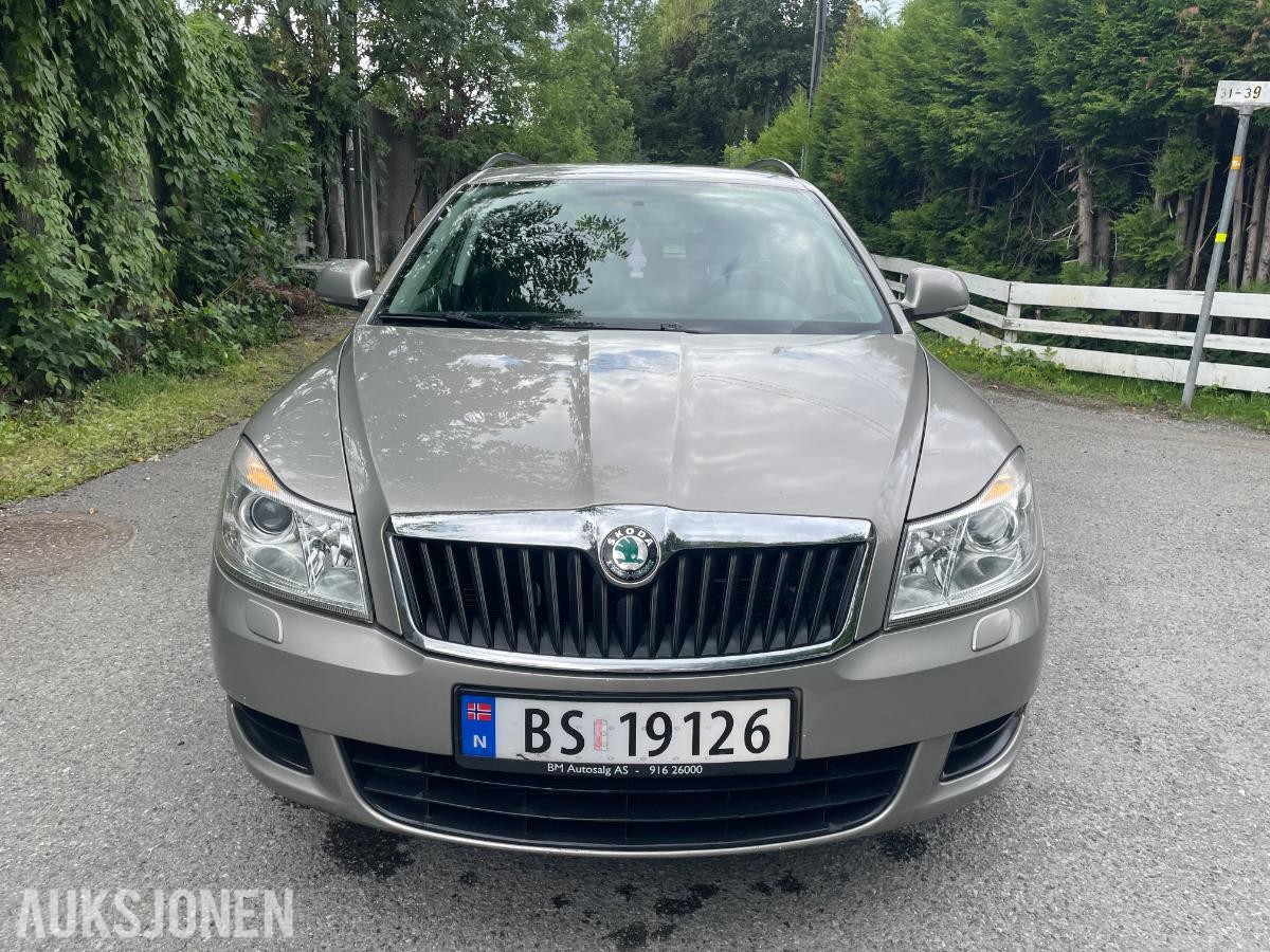2011 Skoda OCTAVIA stasjonsvogn 105,hk 157200km repobjekt.