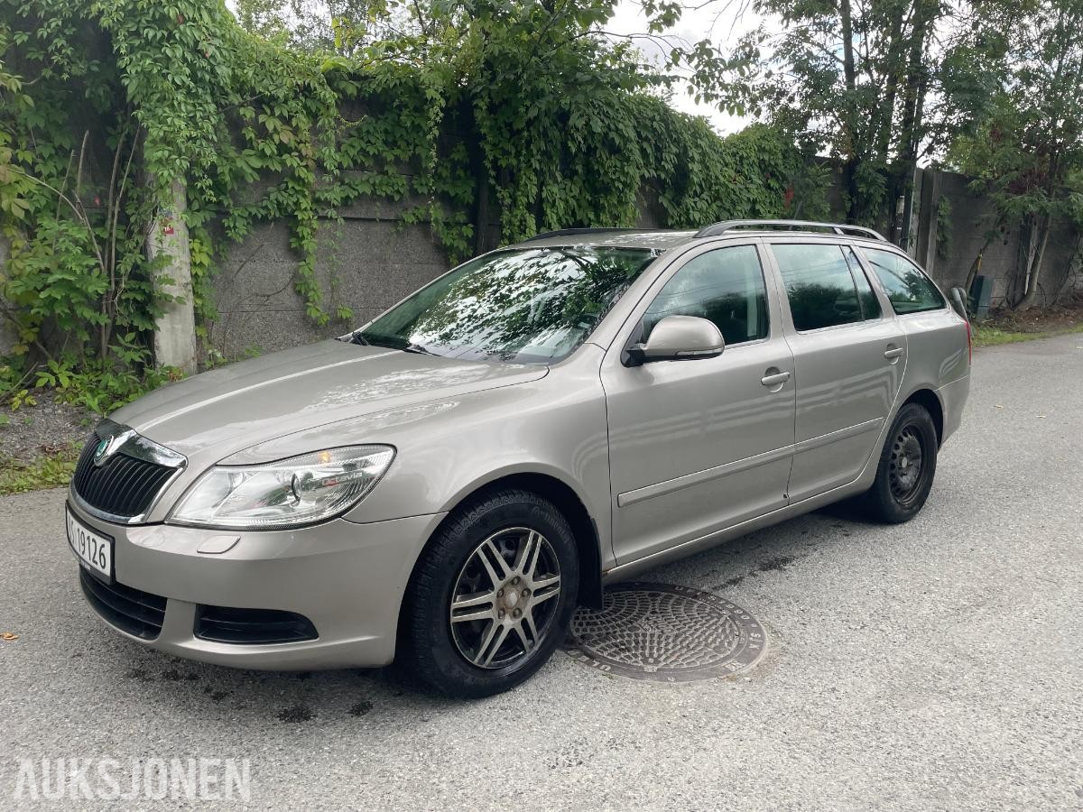 2011 Skoda OCTAVIA stasjonsvogn 105,hk 157200km repobjekt.