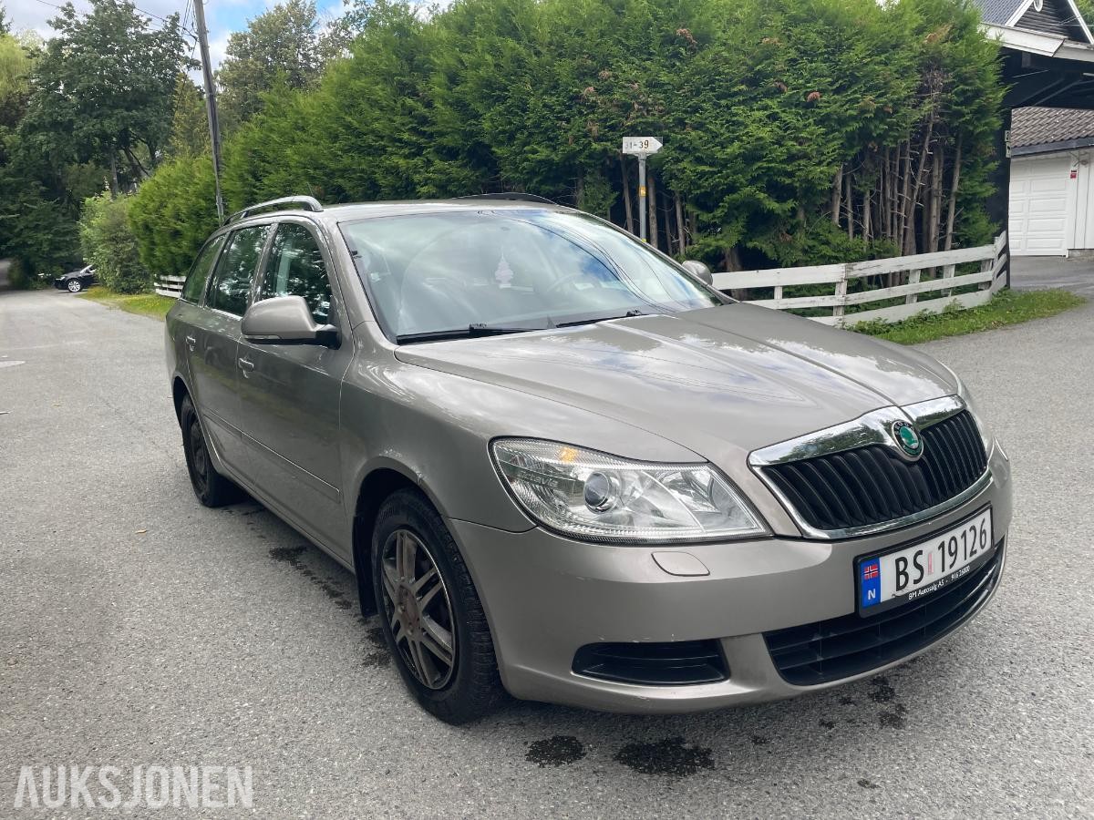 2011 Skoda OCTAVIA stasjonsvogn 105,hk 157200km repobjekt.