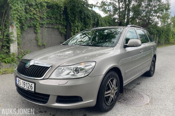 2011 Skoda OCTAVIA stasjonsvogn 105,hk 157200km repobjekt.