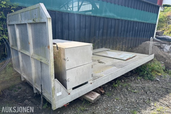 1999 Lasteplan Aluminium - Lasteplan med nedfelte surrefester 2,4m bredde 4,3m lengde 1,4m høyde vegg