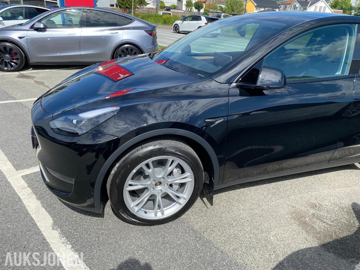 2024 Tesla Model Y, Long Range AWD, 41500km