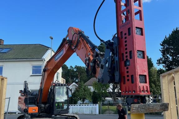 2022 Movax DH-25 pålehammer - S70 feste m/Oilquick-kobling.
