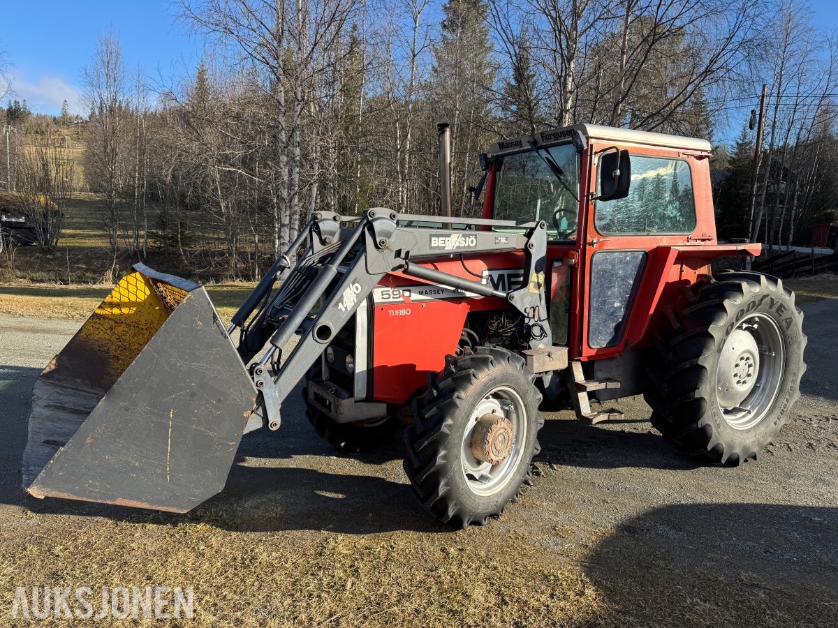 1982 Massey Ferguson MF 590-4 Turbo med Trima laster og skuffe