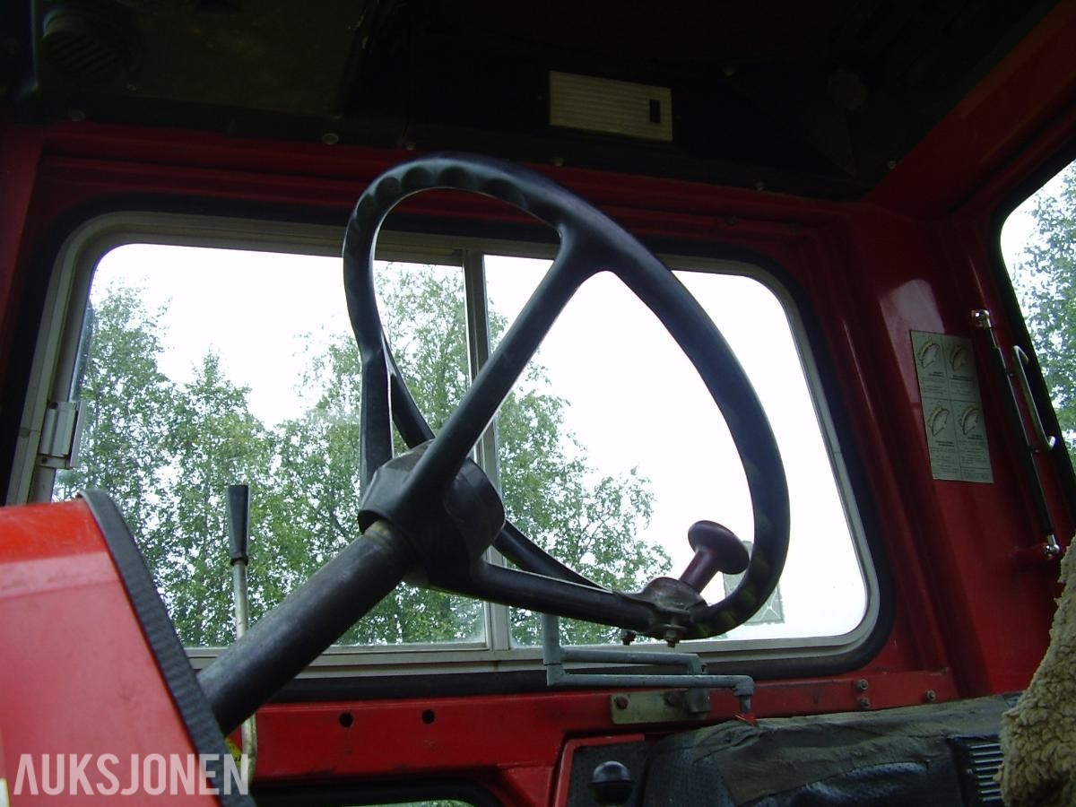 1982 Massey Ferguson MF 590-4 Turbo med Trima laster og skuffe