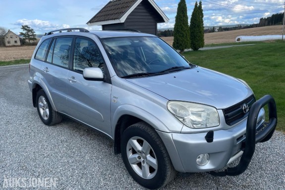 2004 Toyota RAV4 2.0 150HK 4WD Automat CRUISEKONTROLL HENGERFESTE DAB+ S+V DEKK TAKRAILS EU OK 12.2026