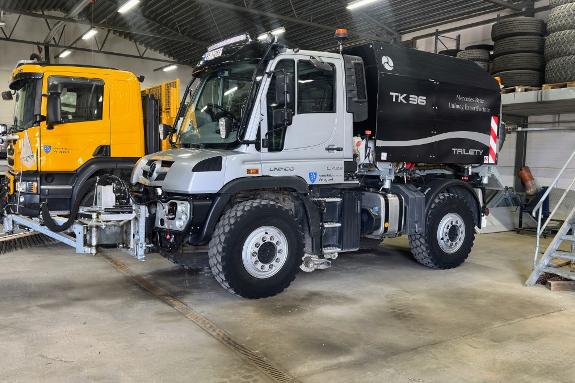 2017 Mercedes-Benz Unimog U423 komplett pakke med feieutstyr, Schmidt Stratos spreder og Schmidt plog