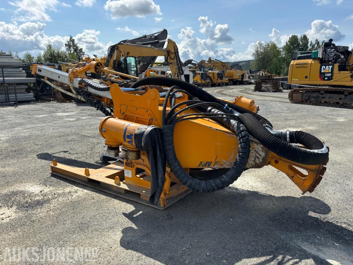 2018 Cat 330F beltegraver med BORTÅRN