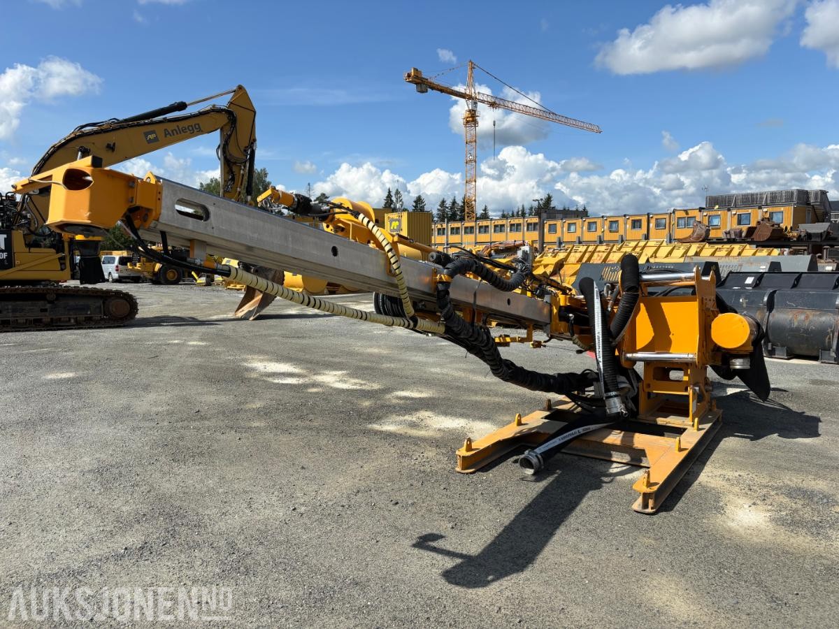 2018 Cat 330F beltegraver med BORTÅRN