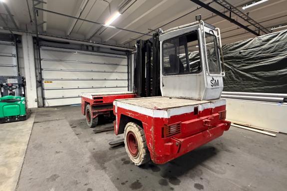 1991 Kalmar sidelaster - 6 398 timer - hydraulisk mast med to gafler - lasteplan i tre - lukket førerhytte ⁠