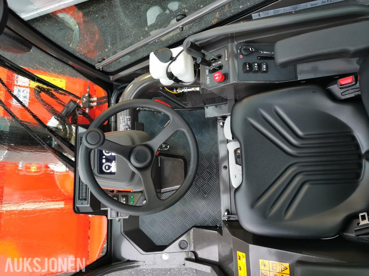 2024 Husqvarna P 525 DX med hytte - Midjestyrt - UTSTILLINGSMODELL