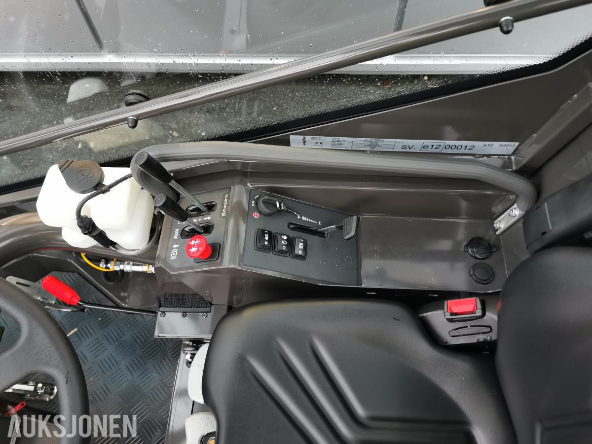 2024 Husqvarna P 525 DX med hytte - Midjestyrt - UTSTILLINGSMODELL