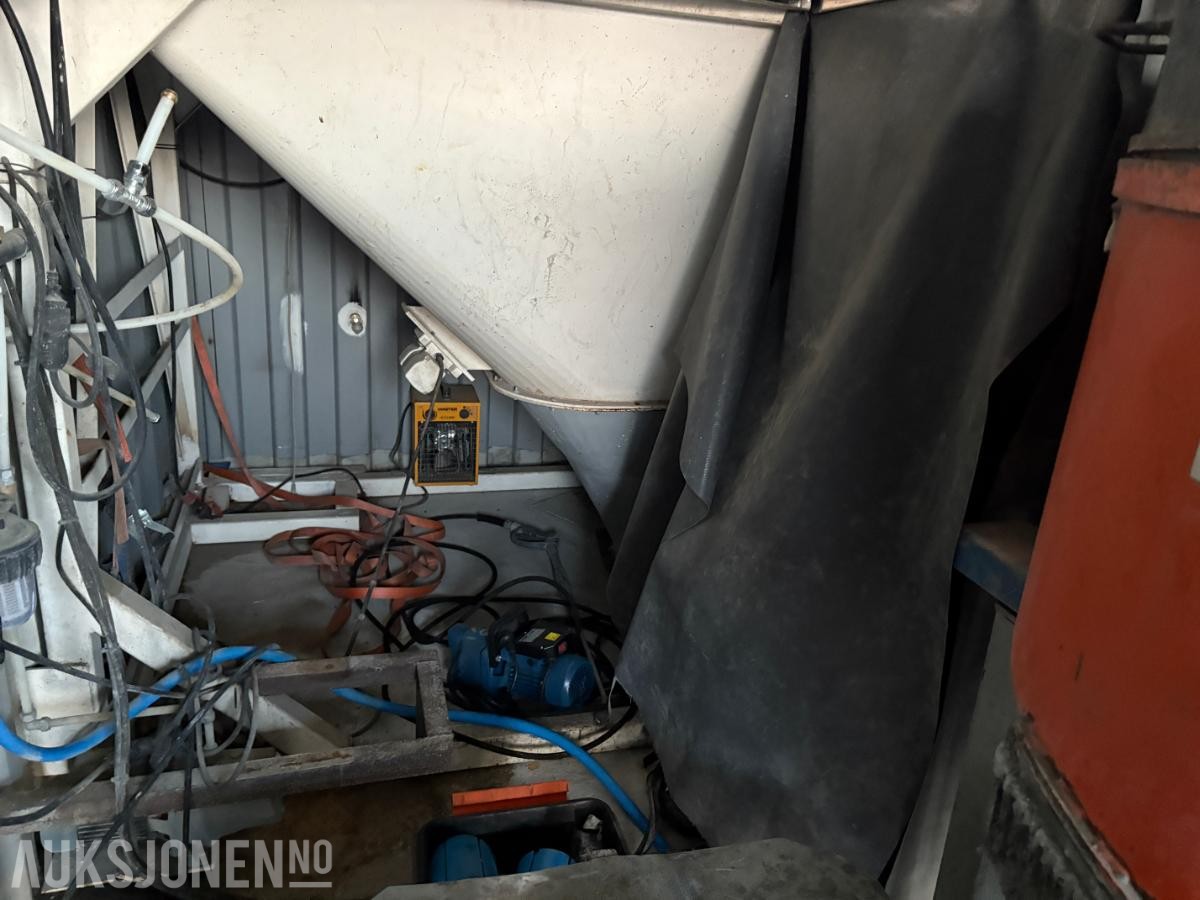 Blandeverk / Gyseanlegg m/ 2 stk. 20’ containere, silo og utstyr