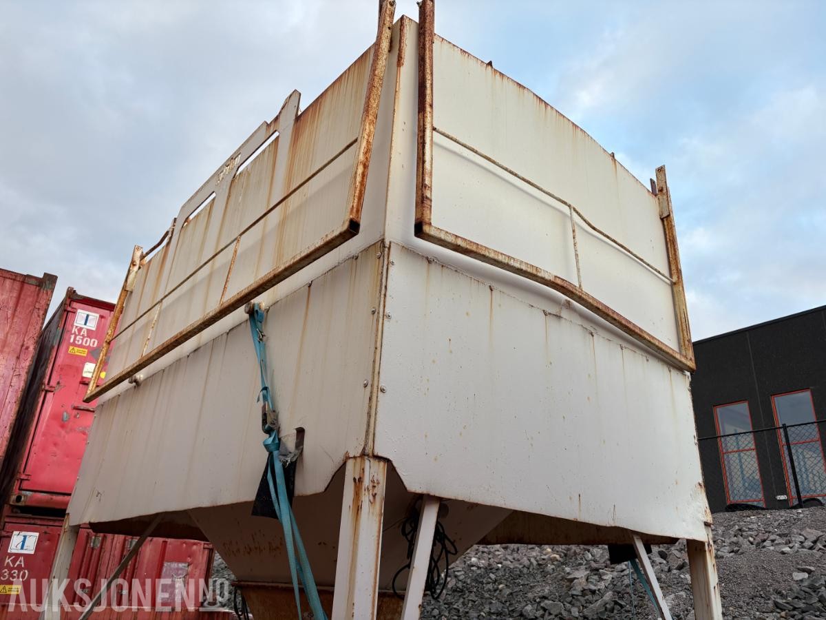 Blandeverk / Gyseanlegg m/ 2 stk. 20’ containere, silo og utstyr