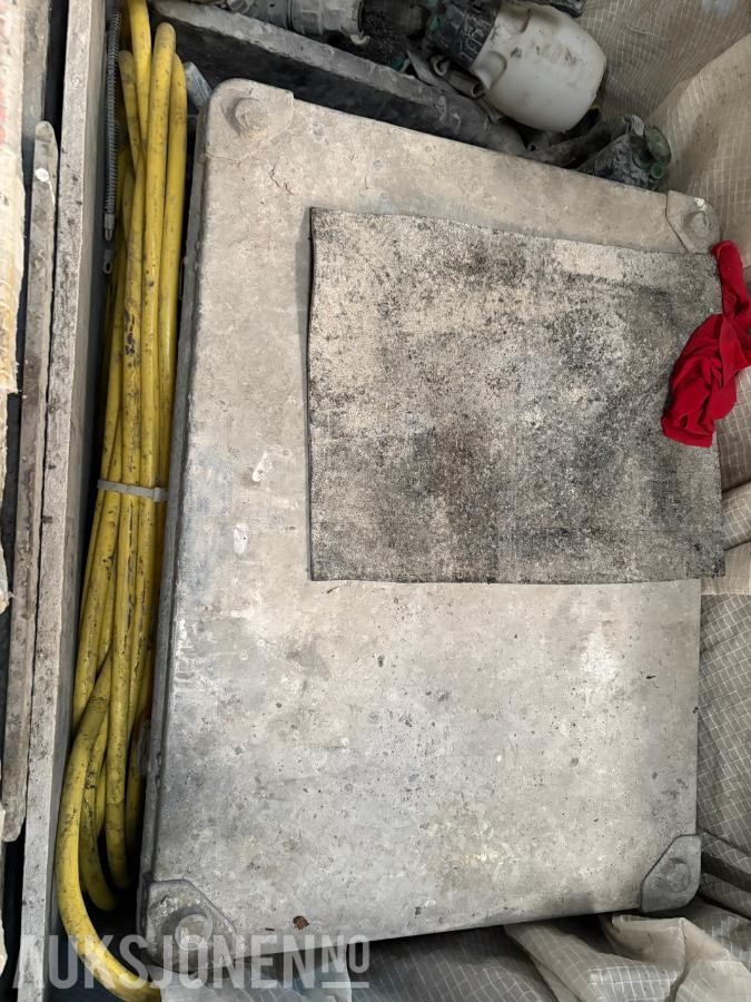 Blandeverk / Gyseanlegg m/ 2 stk. 20’ containere, silo og utstyr