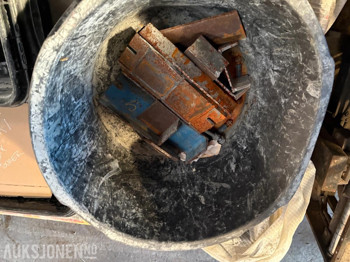 Blandeverk / Gyseanlegg m/ 2 stk. 20’ containere, silo og utstyr