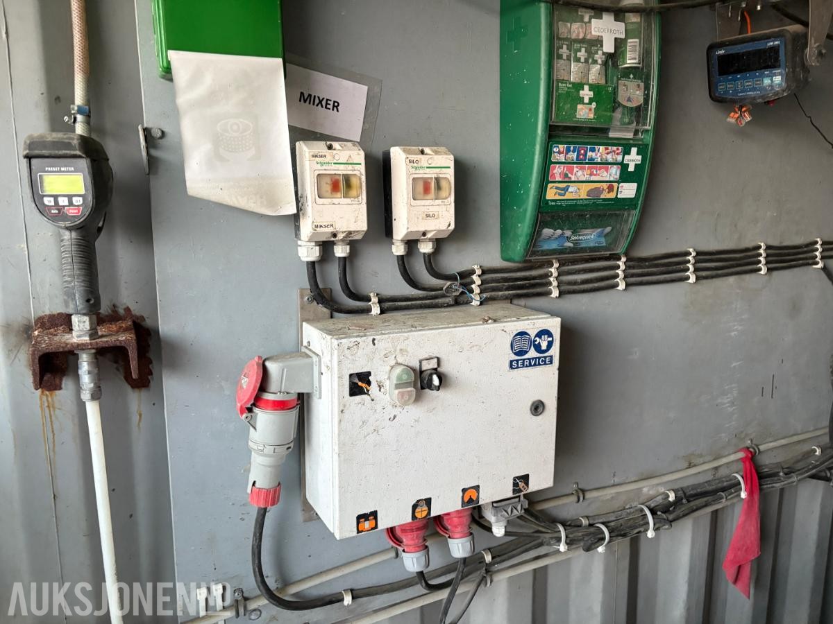 Blandeverk / Gyseanlegg m/ 2 stk. 20’ containere, silo og utstyr