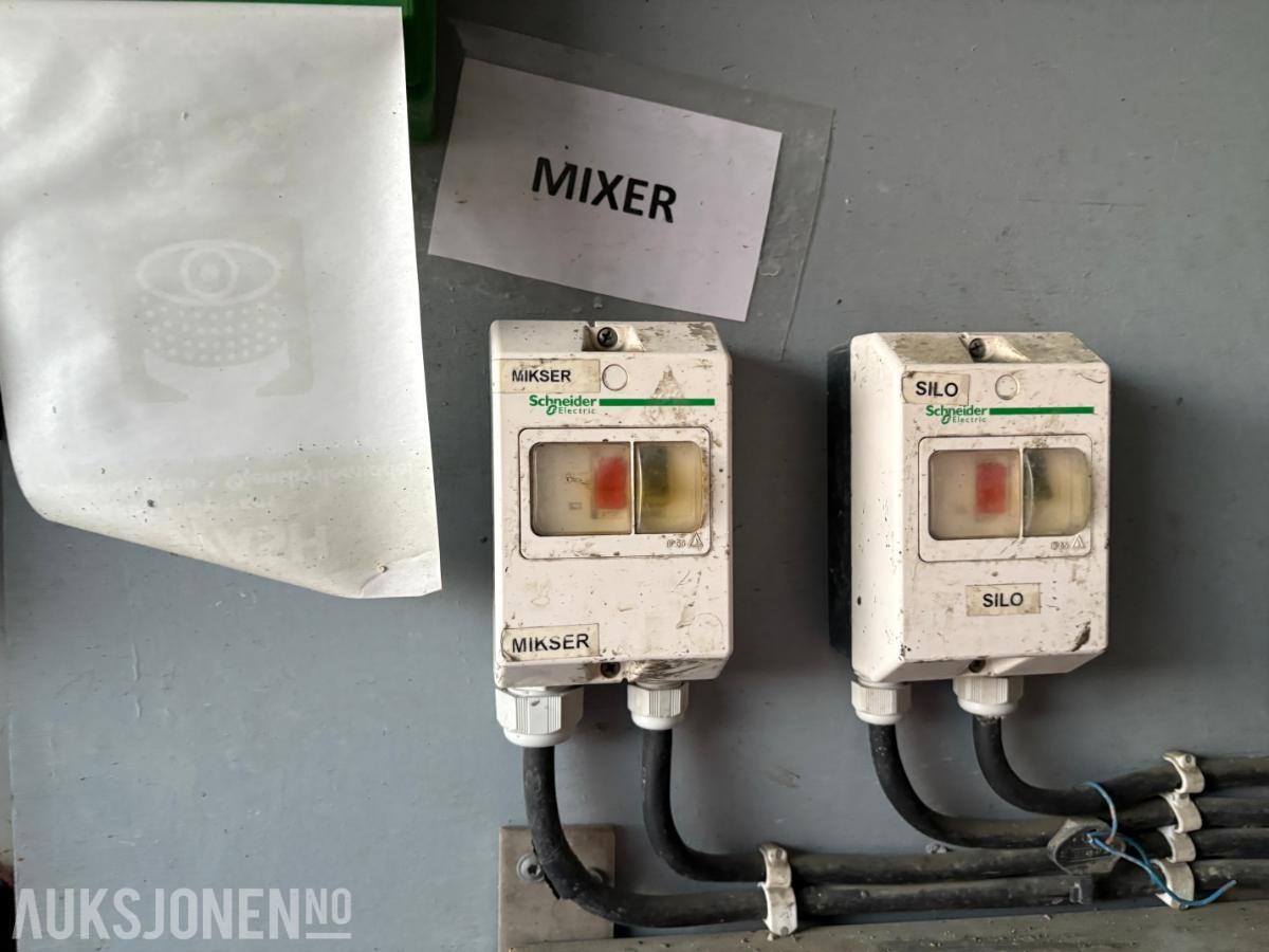 Blandeverk / Gyseanlegg m/ 2 stk. 20’ containere, silo og utstyr