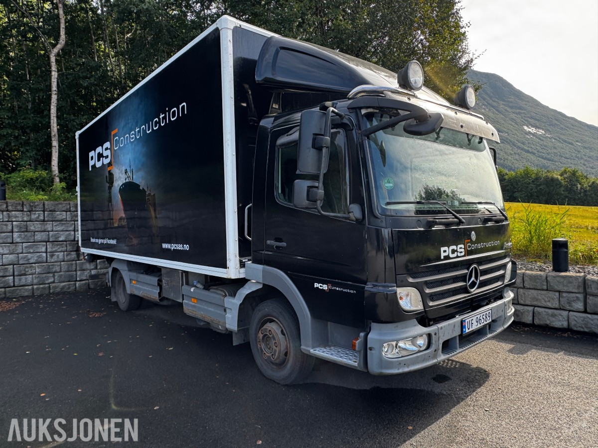 2008 Mercedes-Benz 818L - Skapbil med bakløft og fjernstyring av bakløft - 3 seter - EU godkjent