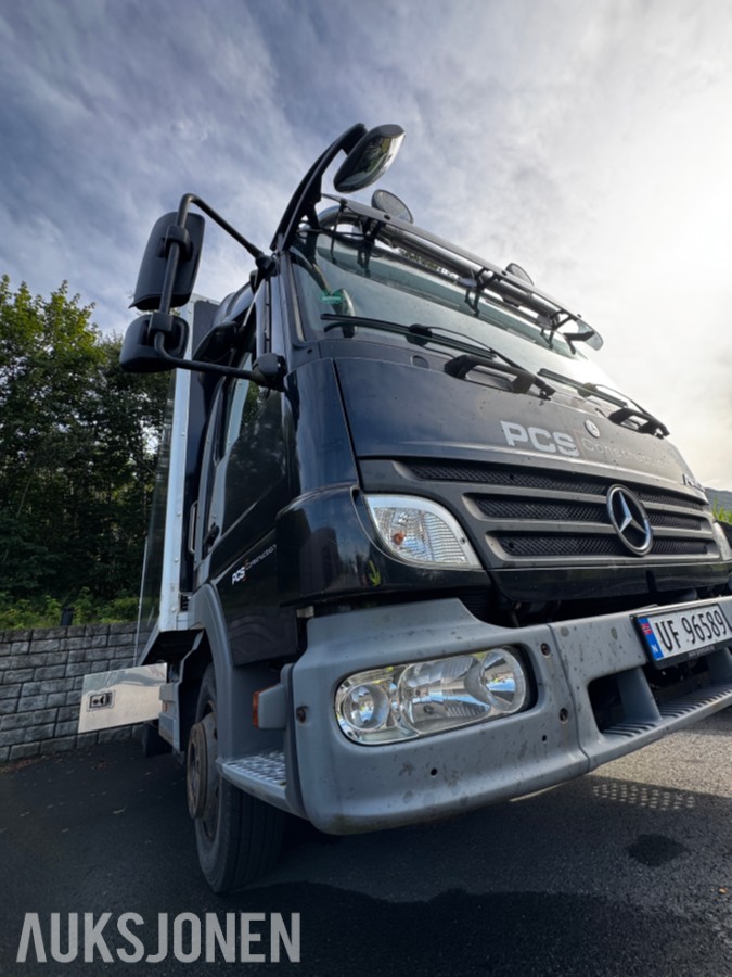 2008 Mercedes-Benz 818L - Skapbil med bakløft og fjernstyring av bakløft - 3 seter - EU godkjent