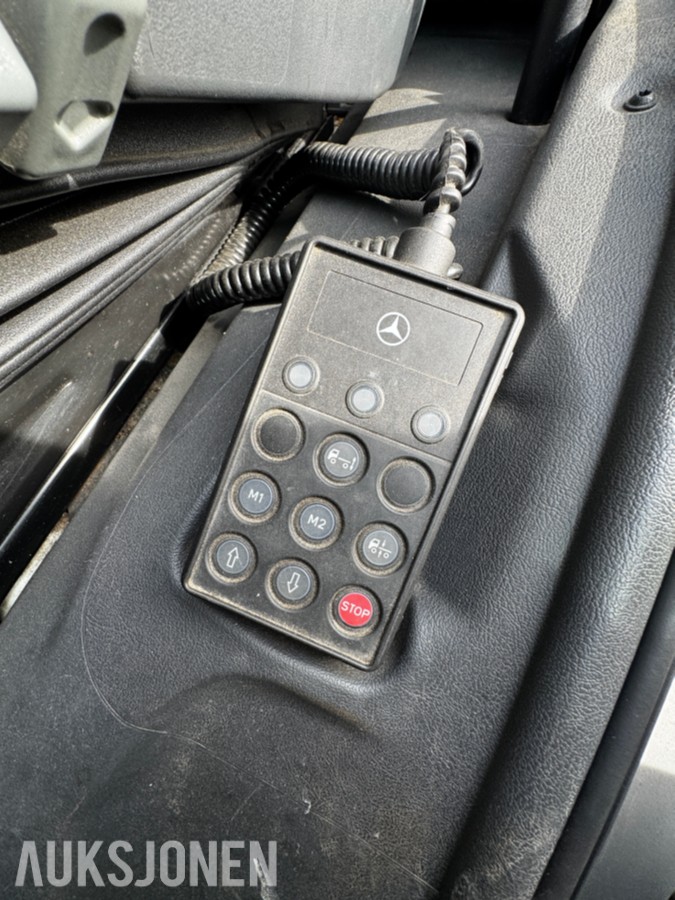 2008 Mercedes-Benz 818L - Skapbil med bakløft og fjernstyring av bakløft - 3 seter - EU godkjent