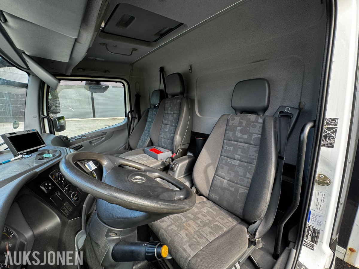 2008 Mercedes-Benz 818L - Skapbil med bakløft og fjernstyring av bakløft - 3 seter - EU godkjent